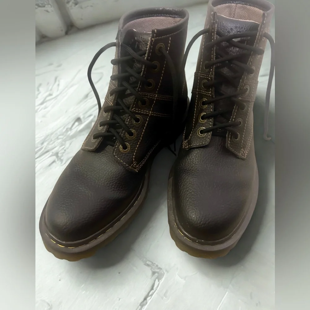 Dr. Martens NWOT Roseland Black Pebbled Leather Combat Boots Unisex M 10/L11